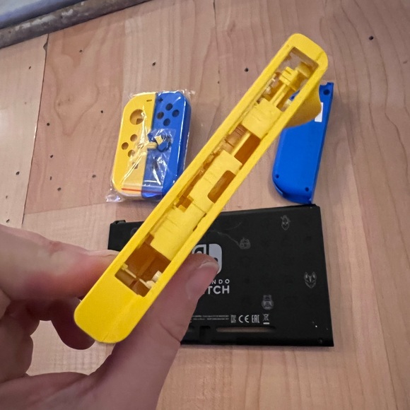 Nintendo Switch Fortnite backplate and controller shells - Picture 8 of 8